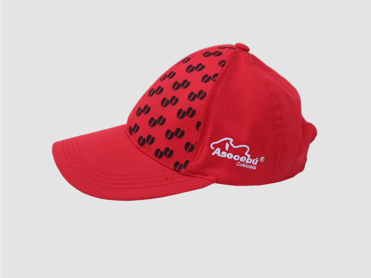 Gorra de niño roja huellas