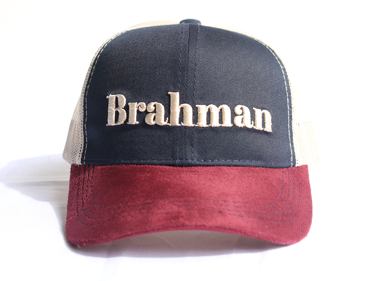 Texto Brahman visera vinotinto, frente azul y malla beige